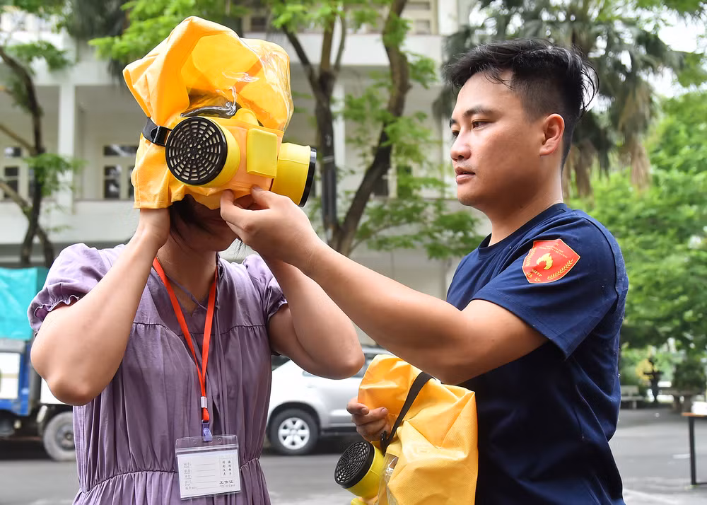Khi có cháy xảy ra, mặt nạ cứu hỏa với thiết kế đặc biệt có khả năng chống khói khí độc, chịu được nhiệt độ cao giúp bạn và người thân an toàn để di chuyển nhanh đến lối thoát hiểm. Khi có cháy xảy ra, mặt nạ cứu hỏa với thiết kế đặc biệt có khả năng chống khói khí độc, chịu được nhiệt độ cao giúp bạn và người thân an toàn để di chuyển nhanh đến lối thoát hiểm.