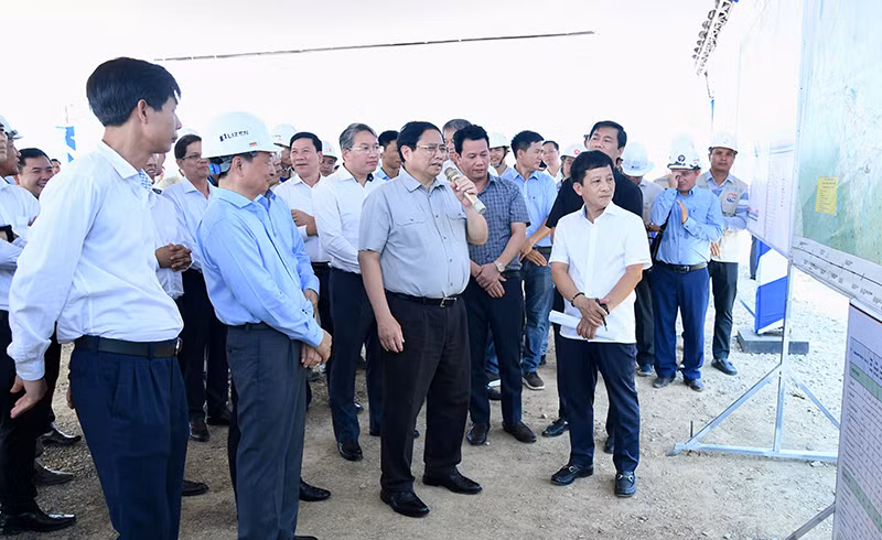 Thủ tướng Phạm Minh Chính chỉ đạo về tiến độ Dự án đường bộ cao tốc Vân Phong-Nha Trang.