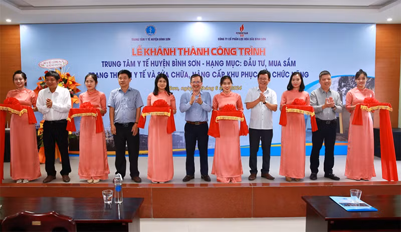 Lãnh đạo Sở Y tế, Công ty BSR, huyện Bình Sơn và Trung tâm Y tế huyện Bình Sơn thực hiện nghi thức cắt băng khánh thành. Lãnh đạo Sở Y tế, Công ty BSR, huyện Bình Sơn và Trung tâm Y tế huyện Bình Sơn thực hiện nghi thức cắt băng khánh thành.