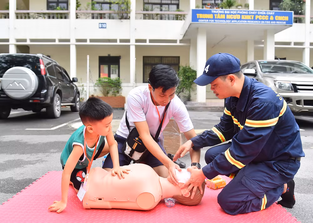 “Lần đầu tôi biết rằng mình có thể sơ cứu để giúp đỡ những người gặp nạn. Những kỹ năng như vậy tôi thường chỉ thấy ở trong bệnh viện. Qua trải nghiệm hôm nay, tôi và con đã biết đến cách sơ cứu ban đầu, để có thể cứu người thân trong trường hợp khẩn cấp", anh Đức Duy, quận Cầu Giấy, chia sẻ. “Lần đầu tôi biết rằng mình có thể sơ cứu để giúp đỡ những người gặp nạn. Những kỹ năng như vậy tôi thường chỉ thấy ở trong bệnh viện. Qua trải nghiệm hôm nay, tôi và con đã biết đến cách sơ cứu ban đầu, để có thể cứu người thân trong trường hợp khẩn cấp", anh Đức Duy, quận Cầu Giấy, chia sẻ.