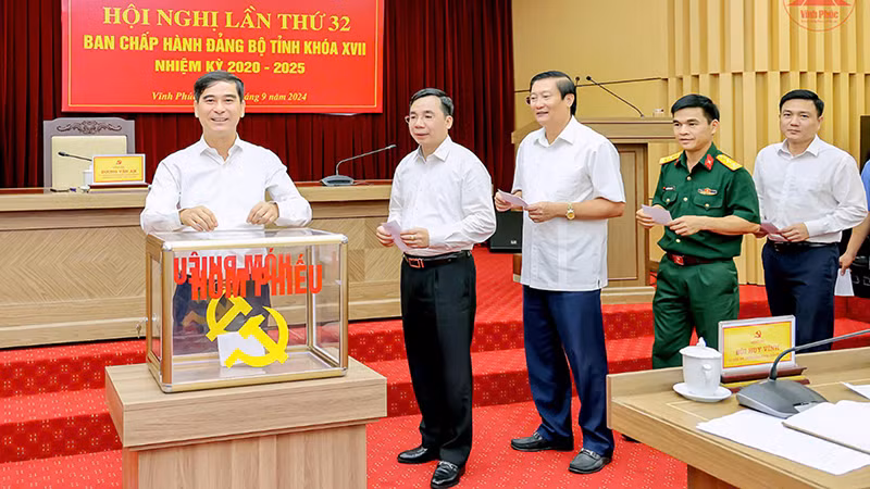 Các đại biểu bỏ phiếu bầu chức danh Phó Bí thư Tỉnh ủy.