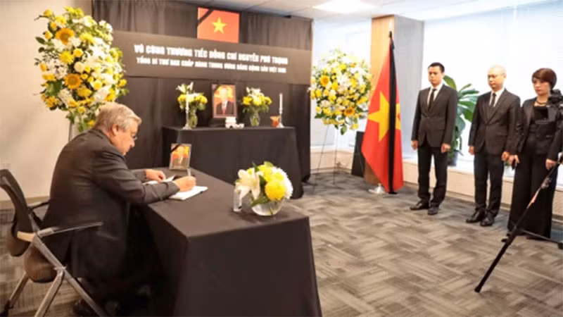 Tổng Thư ký Liên hợp quốc Antonio Guterres viết Sổ tang sau khi viếng Tổng Bí thư Nguyễn Phú Trọng tại Phái đoàn thường trực Việt Nam tại Liên hợp quốc ở New York (Mỹ). (Ảnh: Thanh Tuấn/TTXVN)