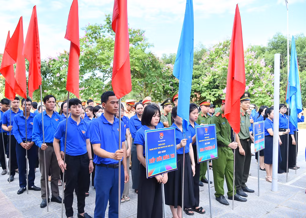 Các đội hình thanh niên tình nguyện hè tham dự Lễ ra quân Chiến dịch Thanh niên tình nguyện hè năm 2024. Các đội hình thanh niên tình nguyện hè tham dự Lễ ra quân Chiến dịch Thanh niên tình nguyện hè năm 2024.