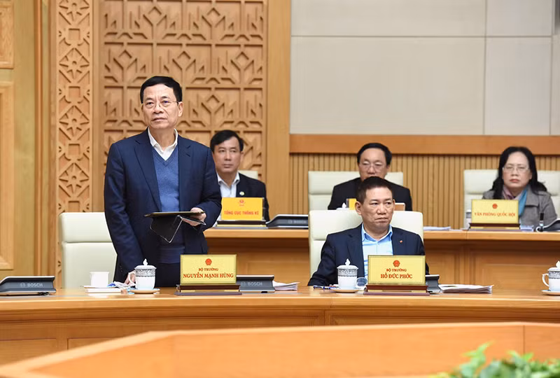 Bộ Trưởng Thông tin và Truyền thông Nguyễn Mạnh Hùng phát biểu tại phiên họp.