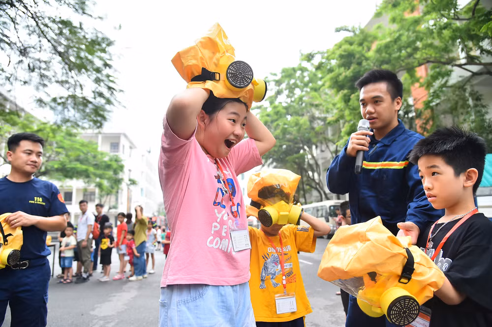 Hỏa hoạn có thể xảy ra bất cứ lúc nào, khiến cho mọi người đều hoảng loạn và khó xử lý. Một trong các biện pháp hiệu quả hiện nay mà các gia đình đang được khuyến cáo ngoài bình cứu hỏa là nên trang bị sẵn mặt nạ cứu hỏa. Khi có cháy xảy ra, mặt nạ cứu hỏa với thiết kế đặc biệt có khả năng chống khói khí độc, chịu được nhiệt độ cao giúp bạn và người thân an toàn để di chuyển nhanh đến lối thoát hiểm. Hỏa hoạn có thể xảy ra bất cứ lúc nào, khiến cho mọi người đều hoảng loạn và khó xử lý. Một trong các biện pháp hiệu quả hiện nay mà các gia đình đang được khuyến cáo ngoài bình cứu hỏa là nên trang bị sẵn mặt nạ cứu hỏa. Khi có cháy xảy ra, mặt nạ cứu hỏa với thiết kế đặc biệt có khả năng chống khói khí độc, chịu được nhiệt độ cao giúp bạn và người thân an toàn để di chuyển nhanh đến lối thoát hiểm.