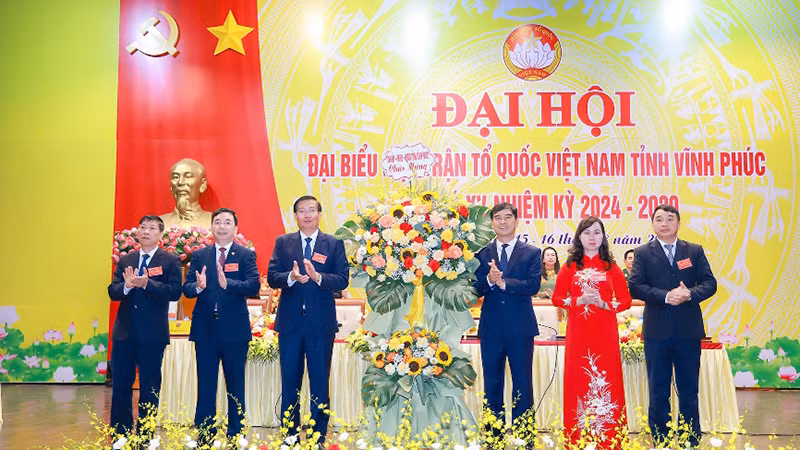 Bí thư Tỉnh ủy Dương Văn An chúc mừng đại hội.