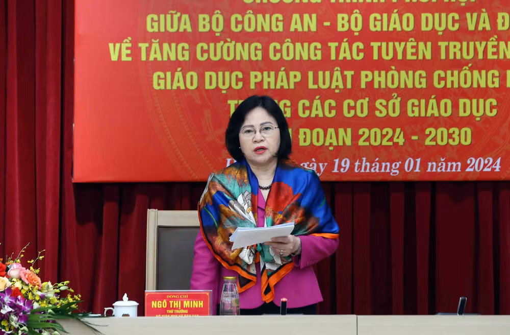 Thứ trưởng Giáo dục và Đào tạo phát biểu tại lễ ký kết. Thứ trưởng Giáo dục và Đào tạo phát biểu tại lễ ký kết.
