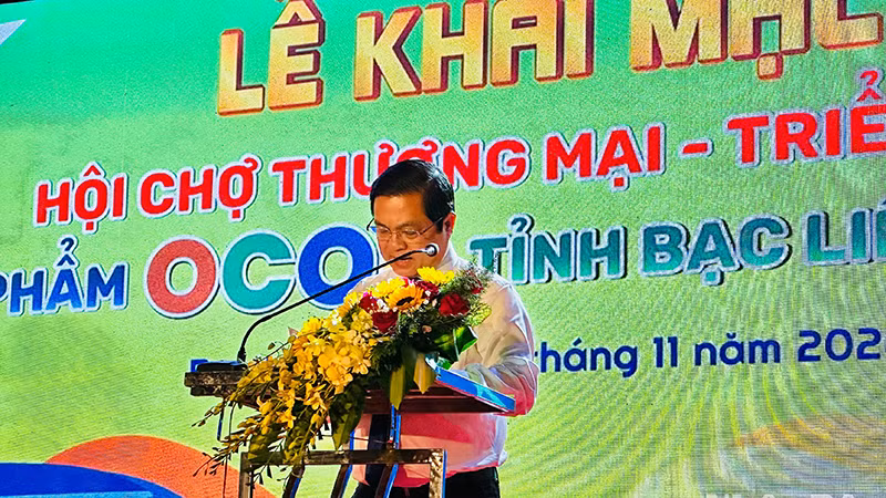 Phó Chủ tịch Ủy ban nhân dân tỉnh Bạc Liêu Huỳnh Chí Nguyện phát biểu tại lễ khai mạc. (Ảnh: TRỌNG DUY)