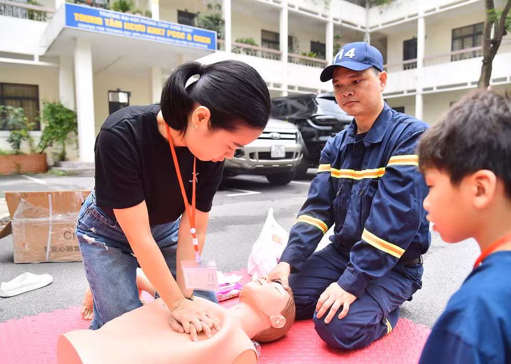 Tại chương trình, các bạn nhỏ và bố mẹ sẽ có cơ hội tìm hiểu về cách vận hành của xe chữa cháy và thực hành một kỹ năng rất quan trọng là sơ cấp cứu ban đầu như: ép tim ngoài lồng ngực kết hợp hô hấp nhân tạo; băng bó vết thương. Đa số các em nhỏ, bố mẹ đều cảm thấy thú vị, ngạc nhiên. Tại chương trình, các bạn nhỏ và bố mẹ sẽ có cơ hội tìm hiểu về cách vận hành của xe chữa cháy và thực hành một kỹ năng rất quan trọng là sơ cấp cứu ban đầu như: ép tim ngoài lồng ngực kết hợp hô hấp nhân tạo; băng bó vết thương. Đa số các em nhỏ, bố mẹ đều cảm thấy thú vị, ngạc nhiên.