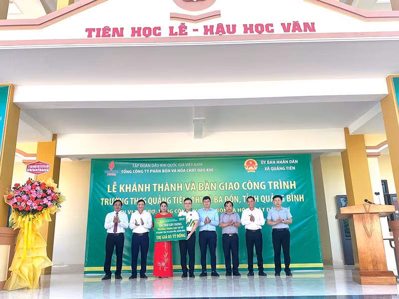 Trao biển tượng trưng tài trợ.
