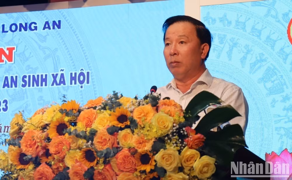 Chủ tịch Ủy ban nhân dân tỉnh Long An Nguyễn Văn Út phát biểu tại lễ tri ân. Chủ tịch Ủy ban nhân dân tỉnh Long An Nguyễn Văn Út phát biểu tại lễ tri ân.