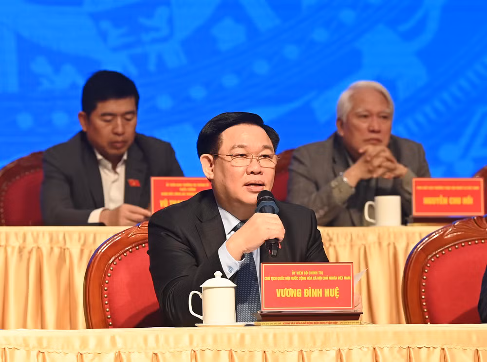 Chủ tịch Quốc hội Vương Đình Huệ chủ trì Hội nghị tiếp xúc cử tri công nhân lao động thành phố Hải Phòng.