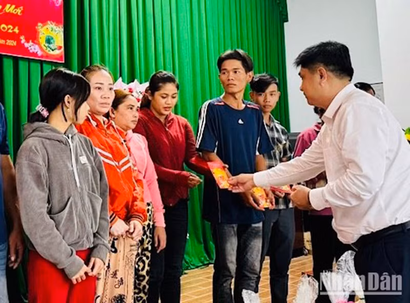 Nhiều hộ nghèo tại các xã vùng sâu Bạc Liêu rất vui khi được tặng quà Tết.