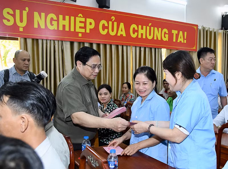 Thủ tướng Phạm Minh Chính trao quà Tết tặng công nhân lao động có hoàn cảnh khó khăn trên địa bàn thành phố Cần Thơ.