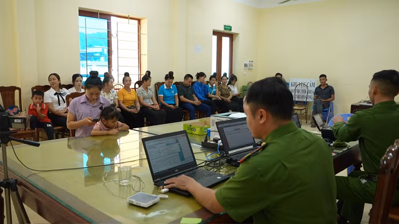 Công an huyện Tuần Giáo hướng dẫn nhân dân thực hiện các bước xác thực điện tử theo nội dung Đề án 06. Công an huyện Tuần Giáo hướng dẫn nhân dân thực hiện các bước xác thực điện tử theo nội dung Đề án 06.