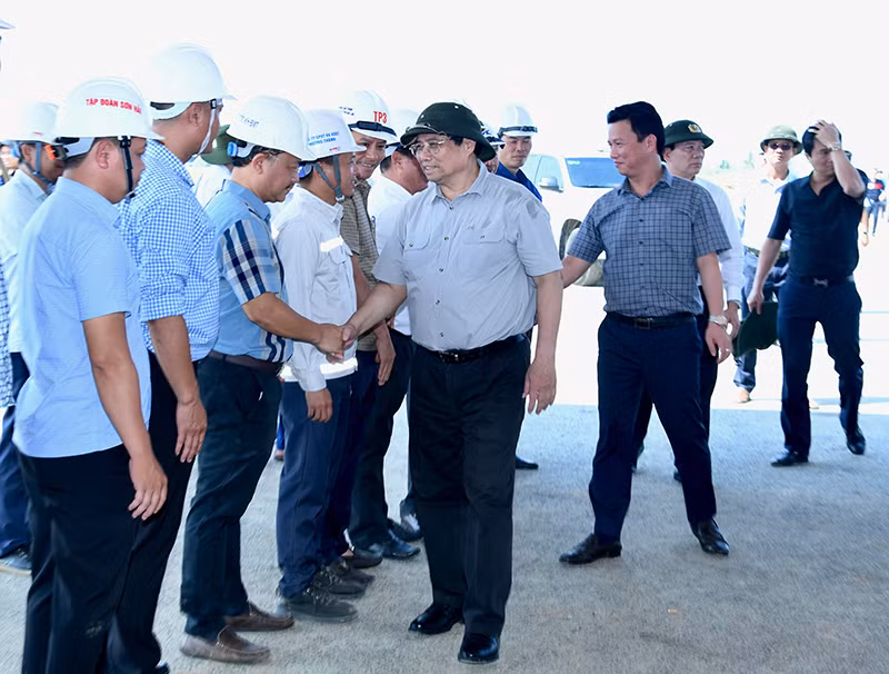 Thủ tướng Phạm Minh Chính thăm các đơn vị đang thi công tại Dự án đường bộ cao tốc Khánh Hòa-Buôn Ma Thuột giai đoạn 1.