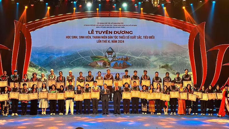 Phó Thủ tướng Thường trực Chính phủ Nguyễn Hòa Bình và Bộ trưởng, Chủ nhiệm Ủy ban Dân tộc Hầu A Lềnh tặng bằng khen cho các em được vinh danh. Phó Thủ tướng Thường trực Chính phủ Nguyễn Hòa Bình và Bộ trưởng, Chủ nhiệm Ủy ban Dân tộc Hầu A Lềnh tặng bằng khen cho các em được vinh danh.