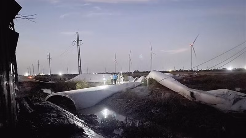 Lực lượng chức năng và chủ đầu tư đang tập trung khắc phục sự cố và tìm hiểu nguyên nhân vụ việc. Ảnh: TTXVN