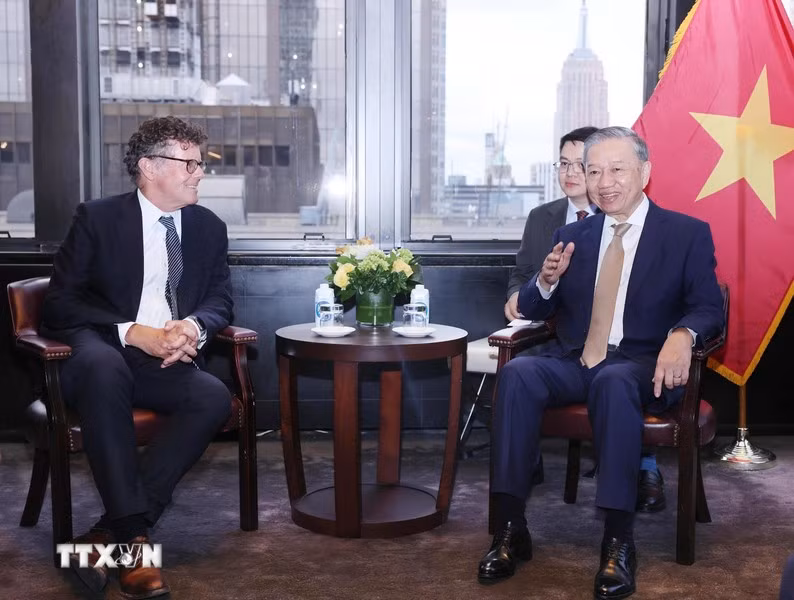 Tổng Bí thư, Chủ tịch nước Tô Lâm tiếp ông Jake Siewert, Giám đốc điều hành Quỹ đầu tư Warburg Pincus. (Ảnh: Lâm Khánh/TTXVN) Tổng Bí thư, Chủ tịch nước Tô Lâm tiếp ông Jake Siewert, Giám đốc điều hành Quỹ đầu tư Warburg Pincus. (Ảnh: Lâm Khánh/TTXVN)