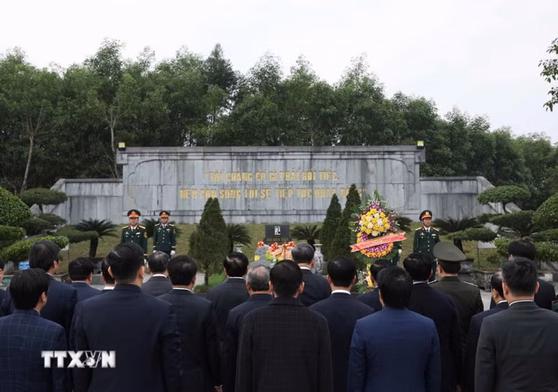 Tổng Bí thư Tô Lâm và đoàn công tác Trung ương dâng hương tưởng niệm tại khu mộ Tổng Bí thư Hà Huy Tập xã Cẩm Hưng, huyện Cẩm Xuyên, tỉnh Hà Tĩnh. (Ảnh: Thống Nhất/TTXVN)