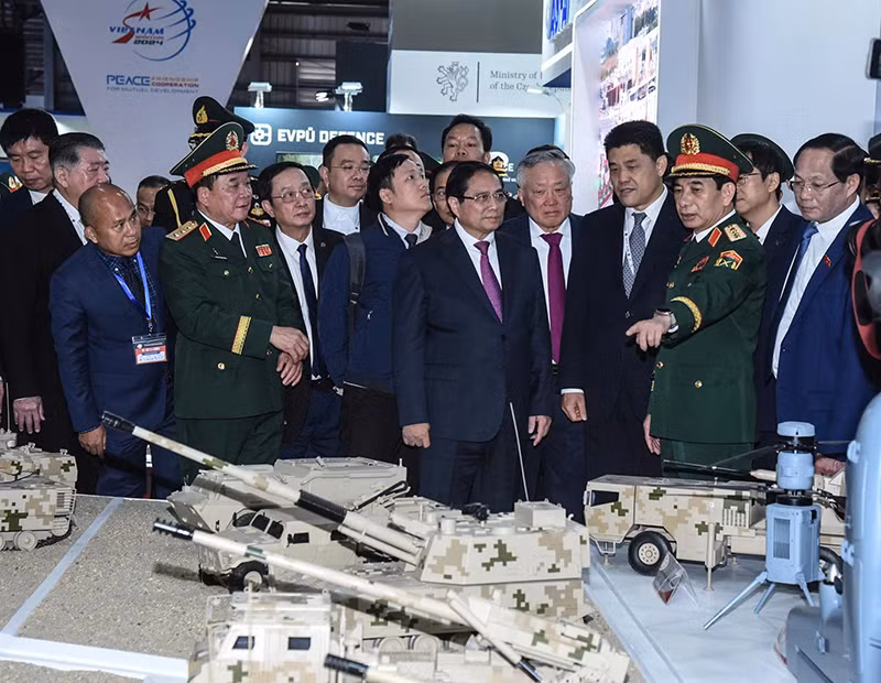 Thủ tướng Phạm Minh Chính và các đồng chí lãnh đạo đi tham quan các khu vực trưng bày của Triển lãm. (Ảnh: TRẦN HẢI)