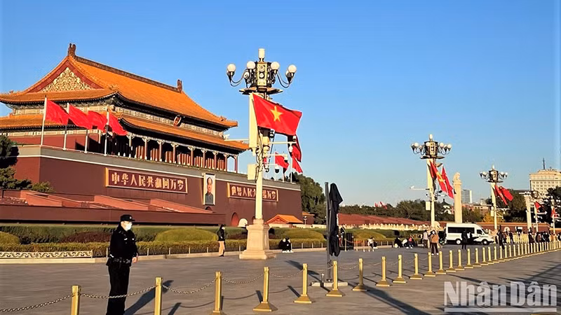 Quốc kỳ Việt Nam và Trung Quốc tung bay trên quảng trường Thiên An Môn, trong chuyến thăm Trung Quốc của Tổng Bí thư Nguyễn Phú Trọng, cuối năm 2022. (Ảnh: HỮU HƯNG)