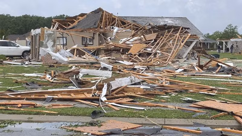 Hiện trường đổ nát sau lốc xoáy ở thành phố Monroe, bang Louisiana (Mỹ). (Ảnh minh họa: AFP/TTXVN)
