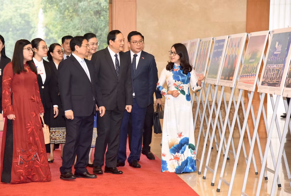 Thủ tướng Phạm Minh Chính, Thủ tướng Chính phủ nước Cộng hòa Dân chủ Nhân dân Lào Sonexay Siphandone tham quan hình ảnh hợp tác giữa hai nước.