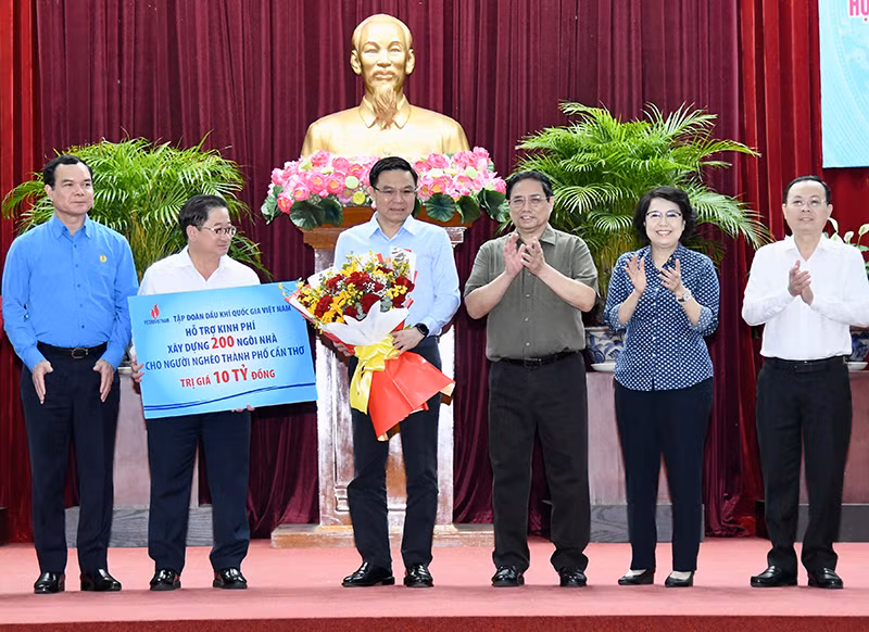 Thủ tướng Phạm Minh Chính chứng kiến lãnh đạo Tập đoàn Petrovietnam trao 10 tỷ đồng hỗ trợ xây dựng 200 ngôi nhà cho người nghèo trên địa bàn thành phố Cần Thơ.
