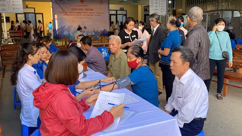 Đo huyết áp, khám bệnh cho nhân dân thành phố Yên Bái.