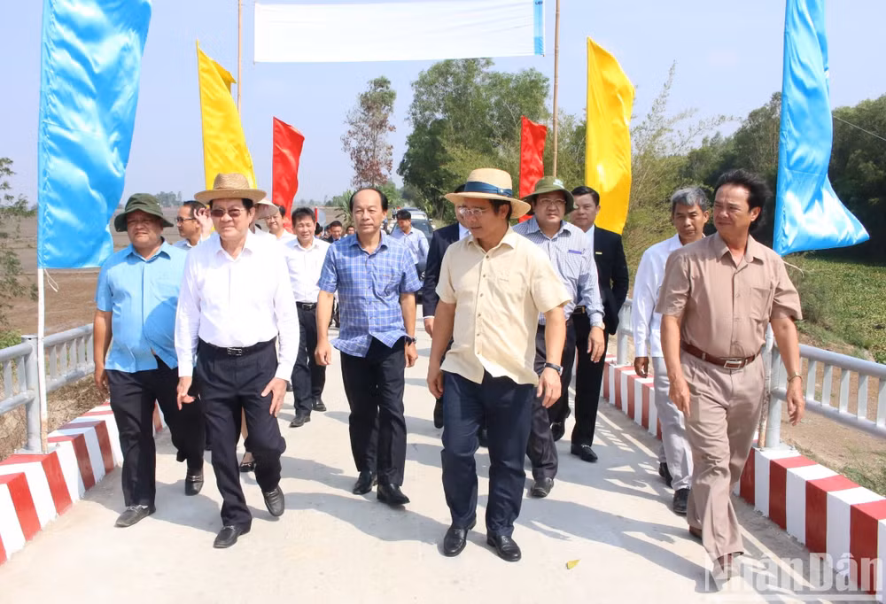 Nguyên Chủ tịch nước Trương Tấn Sang cùng lãnh đạo tỉnh Long An dự lễ thông xe cầu giao thông nông thôn ở huyện Vĩnh Hưng, Long An Nguyên Chủ tịch nước Trương Tấn Sang cùng lãnh đạo tỉnh Long An dự lễ thông xe cầu giao thông nông thôn ở huyện Vĩnh Hưng, Long An
