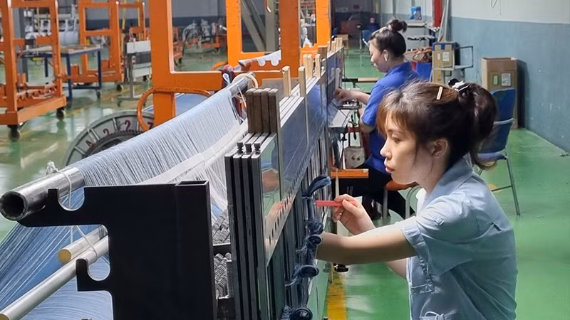 Công nhân làm việc trong Khu công nghiệp Bảo Minh, huyện Vụ Bản, tỉnh Nam Định.
