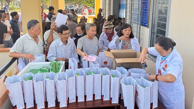 Hội Nam y Việt Nam trao nhiều phần quà và sản phẩm nam dược cho người dân. Ảnh: Hữu Phúc