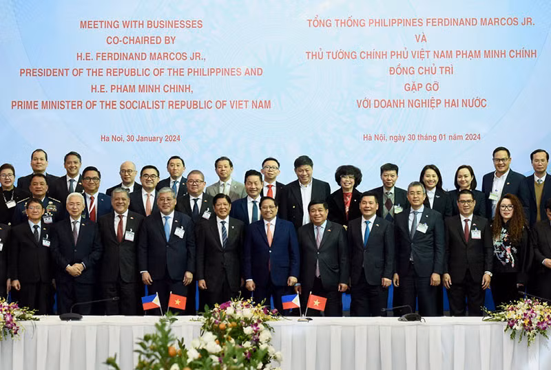 Thủ tướng Phạm Minh Chính và Tổng thống Ferdinand Marcos Jr. chụp ảnh lưu niệm với cộng đồng doanh nghiệp hai nước.