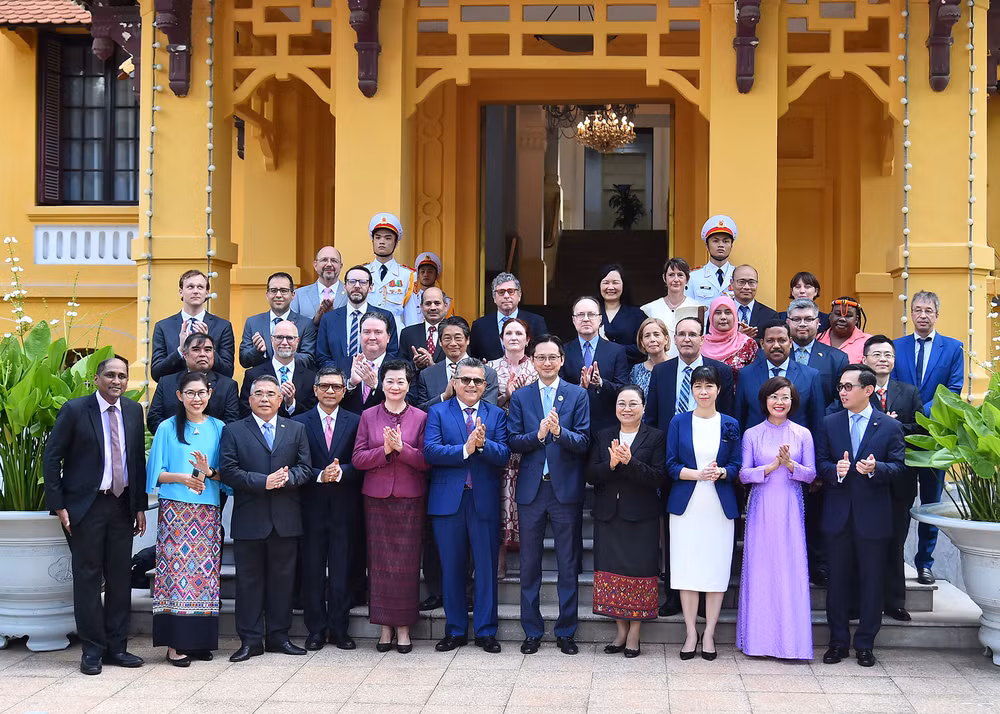 Thứ trưởng Ngoại giao Đỗ Hùng Việt cùng Đại sứ, đại biện, đại diện các nước ASEAN, các nước đối tác của ASEAN và các đại biểu khách mời chụp ảnh chung tại lễ thượng cờ.