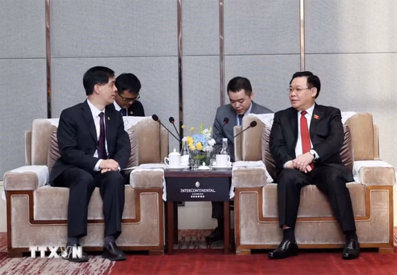 Chủ tịch Quốc hội Vương Đình Huệ tiếp ông Yan Ming, Tổng Giám đốc Công ty Bưu chính Vân Nam (thuộc Tập đoàn Bưu chính Trung Quốc). (Ảnh: Nhan Sáng/TTXVN)