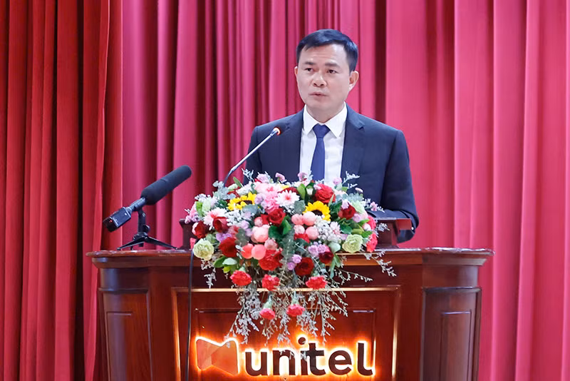Chủ tịch kiêm Tổng giám đốc Tập đoàn Viettel Tào Đức Thắng báo cáo Thủ tướng Chính phủ. (Ảnh: NHẬT BẮC) Chủ tịch kiêm Tổng giám đốc Tập đoàn Viettel Tào Đức Thắng báo cáo Thủ tướng Chính phủ. (Ảnh: NHẬT BẮC)