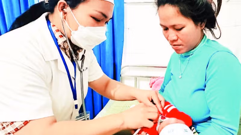 Y, bác sĩ Trung tâm y tế huyện Sơn Hà chăm sóc trẻ sơ sinh.