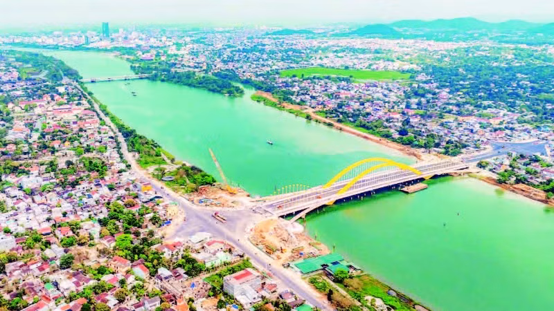Thành phố Huế, một thành phố di sản với vẻ đẹp thiên nhiên và văn hóa đặc sắc, đang tích cực triển khai các dự án bảo vệ môi trường để xây dựng một thành phố xanh, sạch và bền vững.