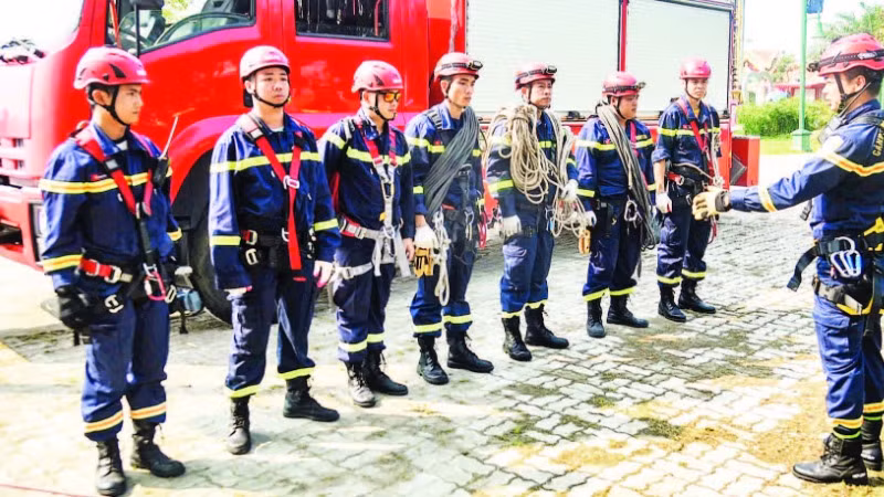  1 - Đội Cảnh sát chữa cháy, cứu nạn đặc biệt tinh nhuệ Đà Nẵng tiếp cận hiện trường triển khai các phương án cứu nạn. 