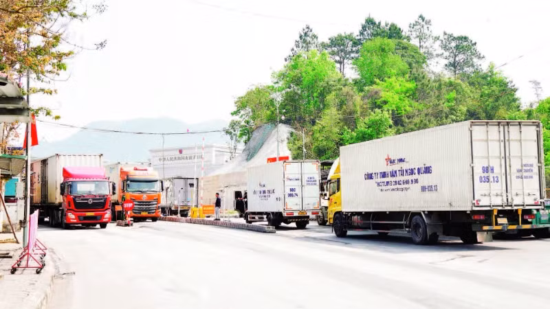 Xe chở hàng chờ thông quan hàng hóa tại Cửa khẩu quốc tế Hữu Nghị (tỉnh Lạng Sơn).