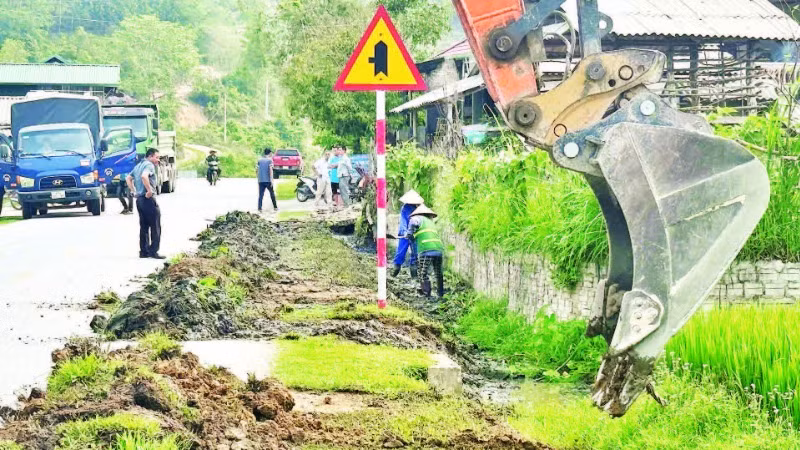 Công ty cổ phần Đường bộ 2 Điện Biên bảo dưỡng tuyến Quốc lộ 12 trước mùa mưa bão.