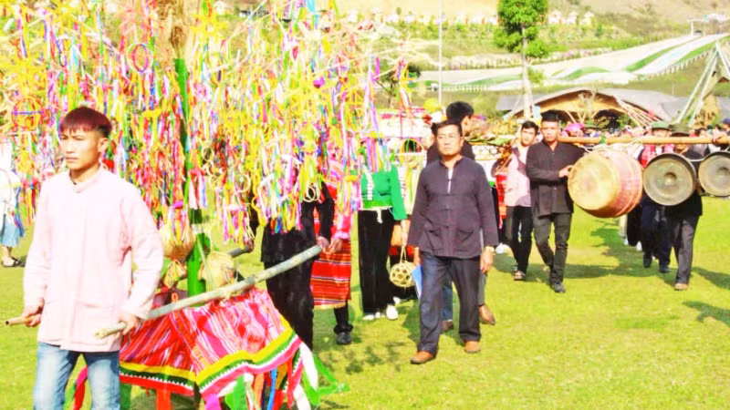 2. Người dân tham gia Lễ hội Cầu mưa đều mặc trang phục truyền thống của dân tộc Thái. 2. Người dân tham gia Lễ hội Cầu mưa đều mặc trang phục truyền thống của dân tộc Thái.