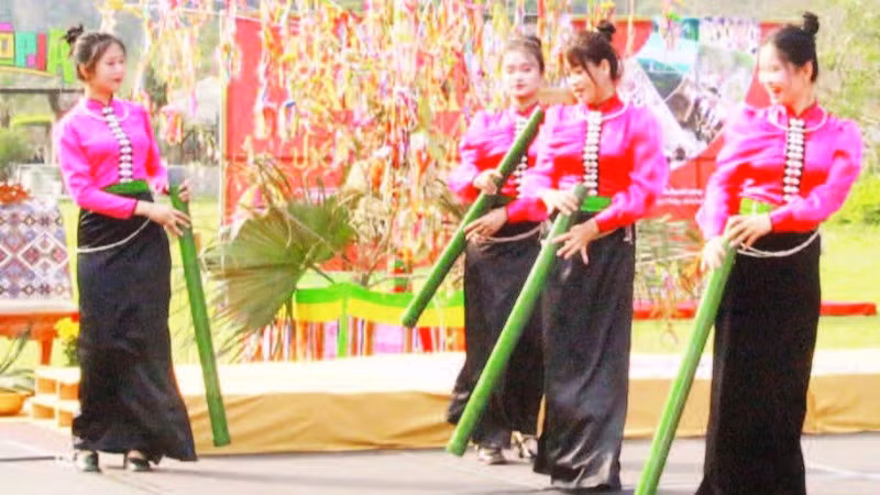 5. Tại Lễ hội Cầu mưa, các điệu múa, xòe và các trò chơi dân gian cũng được tái hiện. 5. Tại Lễ hội Cầu mưa, các điệu múa, xòe và các trò chơi dân gian cũng được tái hiện.
