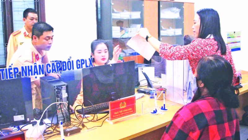 Người dân đến làm thủ tục cấp đổi giấy phép lái xe tại Trung tâm phục vụ Hành chính công Quảng Bình.