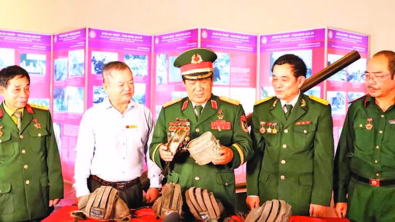 2-Những kỷ vật quý giá được Trung tướng trao tặng Bảo tàng Đắk Lắk. 2-Những kỷ vật quý giá được Trung tướng trao tặng Bảo tàng Đắk Lắk.