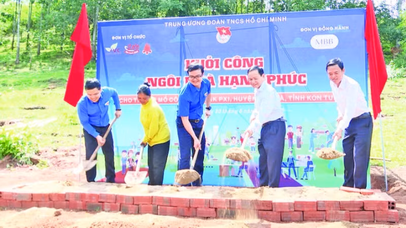 Khởi công xây dựng ngôi nhà hạnh phúc cho trẻ em có hoàn cảnh khó khăn tại xã Đăk Pxi, huyện Đăk Hà.