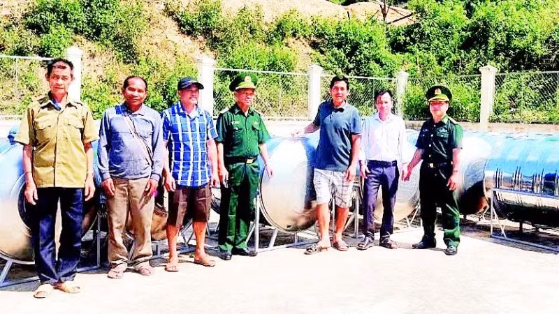 Đại diện Đồn Biên phòng Na Loi phối hợp với chính quyền địa phương trao tặng bồn chứa nước sạch cho người dân. (Ảnh HẢI THƯỢNG) Đại diện Đồn Biên phòng Na Loi phối hợp với chính quyền địa phương trao tặng bồn chứa nước sạch cho người dân. (Ảnh HẢI THƯỢNG)