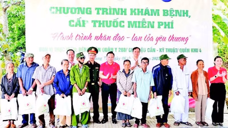 Cục Quân y, Bệnh viện Quân y 268 và Hội chữ thập đỏ tỉnh Quảng Trị trao quà tặng các gia đình chính sách. (Ảnh VÕ ĐÔNG)
