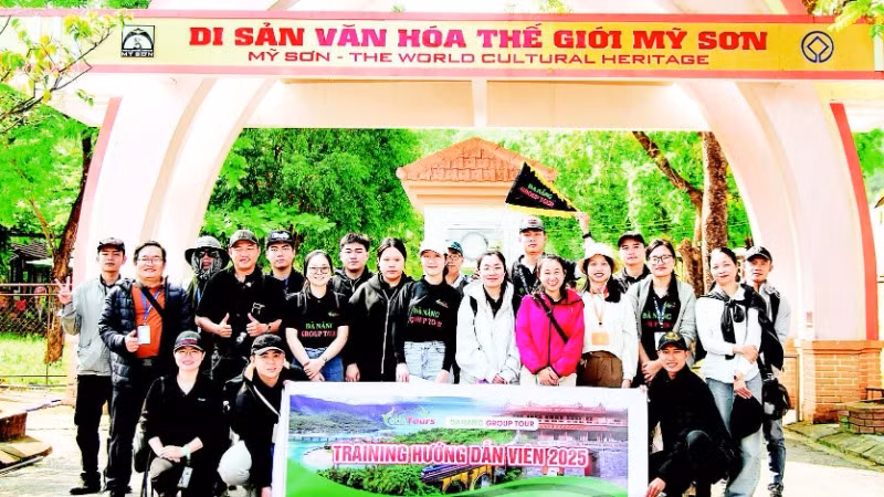 Các hướng dẫn viên, sinh viên ngành lữ hành ở thành phố Đà Nẵng tham gia khóa đào tạo tại Di sản văn hóa thế giới Mỹ Sơn. (Ảnh ANH ĐÀO)
